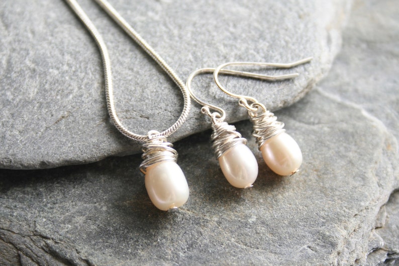 Wire wrapped pearl jewellery set, pearl bridal jewellery set, handmade wedding jewellery, bridesmaid gift imagem 7