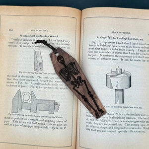 Könnte beinhalten: Eine Schwarzweißillustration eines Werkzeugs zum Fertigen von Sitzschienen. Die Illustration zeigt die Teile und Abmessungen des Werkzeugs. Der Text "A Tool for Finishing Eyes in Seat Rails, etc." ist im Bild enthalten.