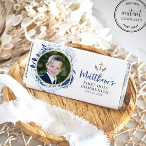 Könnte beinhalten: Personalisierte Schokoriegelverpackung mit einem Foto eines Jungen, umgeben von einem blauen Blumendesign. Der Aufdruck lautet "Matthew's First Holy Communion" und das Datum. Das Design befindet sich auf weißem Hintergrund.