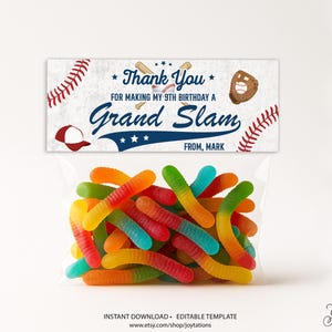 Può includere: Un sacchetto di plastica trasparente pieno di vermi gommosi colorati, con un'etichetta a tema baseball che recita "Grazie per aver reso il mio 9° compleanno un Grand Slam, Da, Mark."