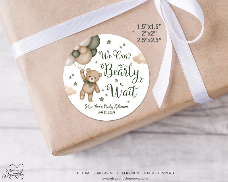 Puede incluir: Pegatina redonda con fondo blanco, globos verdes y marrones, un osito de peluche sosteniendo un globo y el texto "We Can Bearly Wait" con estrellas. El texto "Heather's Baby Shower 08.24.23" est&aacute; en la parte inferior de la pegatina.