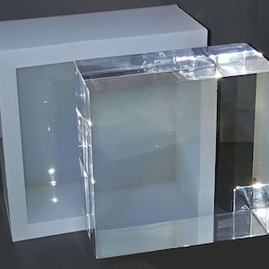 Könnte beinhalten: Eine durchsichtige Acrylbox mit einer grauen Silikonform im Inneren. Die Acrylbox ist etwas größer als die Silikonform.