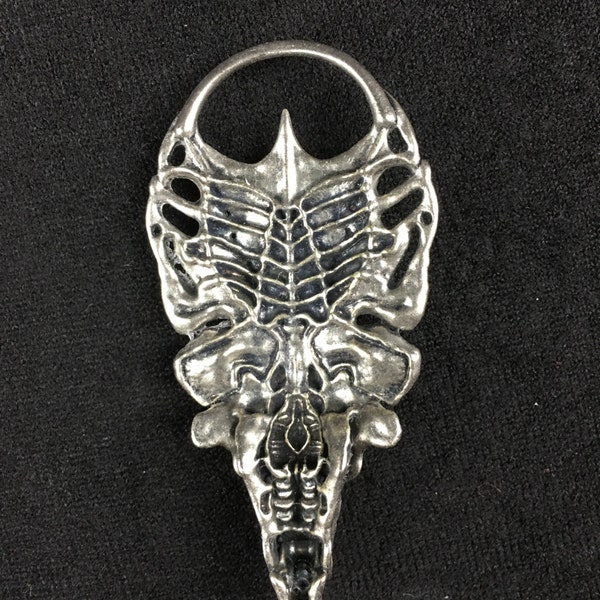 Queen Alien Skull Pendant (small).  Shipping within US/Internationally.