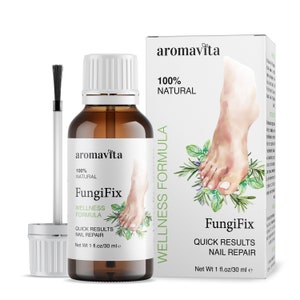 Puede incluir: Una botella de vidrio marrón con una tapa blanca y un gotero, etiquetada "aromavita FungiFix Wellness Formula Quick Results Nail Repair Net Wt 1 fl.oz/30 ml e". La botella está al lado de una caja blanca con la misma etiqueta y una ilustración de acuarela de un pie con hojas verdes.