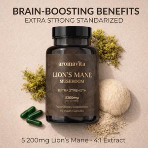 Może przedstawiać: Butelka kapsułek z grzybami Lion's Mane marki Aromavita. Etykieta głosi "Extra Strength" i "5200mg na porcję". Obraz zawiera zielone kapsułki, biały grzyb i tekst "Brain-Boosting Benefits".