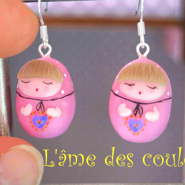 Boucle d'oreilles Matriochka  miniatures en porcelaine froide rose