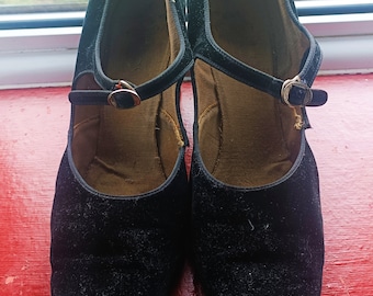 Vintage 1920s Black Mary Jane Shoes with heel and central buckle detail (EUR37/UK4)