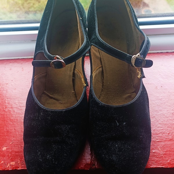 Vintage 1920s Black Mary Jane Shoes with heel and central buckle detail (EUR37/UK4)