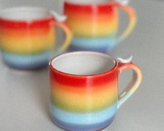 Taza de cerámica arcoíris hecha a mano: asa con forma de pájaro, regalo para el Mes del Orgullo