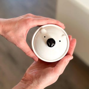Almacenamiento de alimentos con forma de oso polar / Tarro de miel de cerámica / Azucarero de cerámica blanca y negra / Tarro de galletas hecho a mano con tapa / Decoración de cocina
