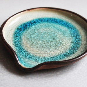 Arctische ijswaterblauwe crackle lepelhouder, keramische rustieke lepelsteun, aardewerk lichtblauwe en zwarte lepelschotel