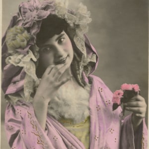 1900 Francuska Piękna Kobieta z Kwiatami Antyczna Pocztówka Fotograficzna - Kolorowana Ręcznie Zabytkowa Wiktoriańska Edwardiańska RPPC Glamour Moda
