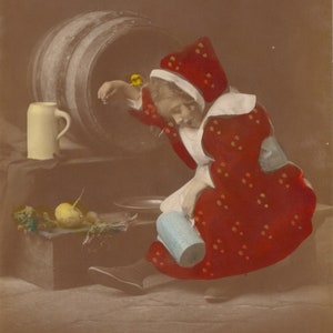 1900s Menina Bêbada de Cerveja! Cartão-postal antigo com foto real - Vintage tingido à mão Victorian Edwardian RPPC