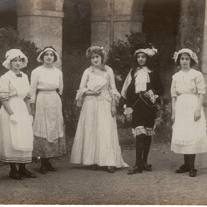 Carte postale originale d'acteurs des années 1910 vêtus de costumes - pièce de théâtre victorienne de cirque antique RPPC
