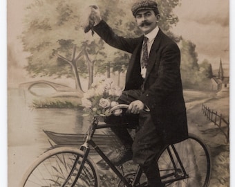 Eu - Les Vieilles Tours sur la Place du Champs de Mars - velo - cyclisme Carte Postale Ancienne
