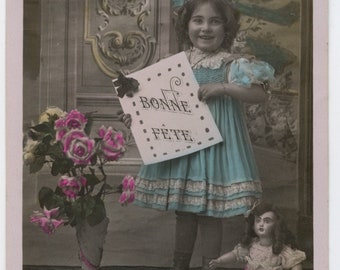 Postal antigua con foto real de niña francesa y muñeca china de la década de 1900 - Teñida a mano - Juguete infantil vintage victoriano eduardiano RPPC de moda