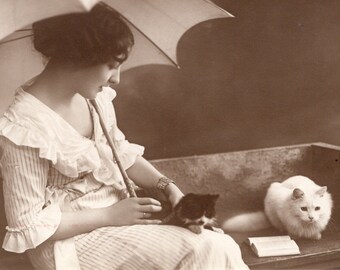 Mujer original de la década de 1910 con gatito y gato blanco antigua postal de fotos reales - Vintage victoriano eduardiano RPPC gatito teñido a mano