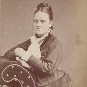 Foto CDV original de mujer con vestido de seda de la década de 1880 - Carte de Visite Moda femenina antigua de la época victoriana eduardiana de Coventry, Inglaterra