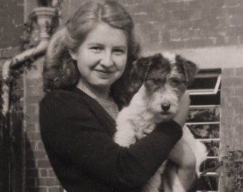 Original 1940er Jahre Schöne Frau & Wire Hair Fox Terrier Antike echte Fotopostkarte – Vintage RPPC Hund