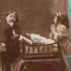 Cartolina con foto reale antica di Little Boy Doctor del 1922 e bambola cinese povera - Giocattolo per ragazza RPPC edoardiano vittoriano vintage colorato a mano per bambini