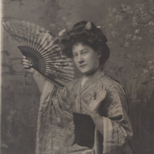 1908 Vrouw gekleed als Geisha Echte Foto Ansichtkaart - Antieke RPPC Vintage Fan Victoriaanse Japanse Kimono Japan