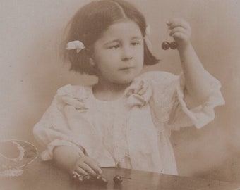 Tarjeta de gabinete victoriana original de la década de 1880 con una niña con cerezas - Fotografía antigua infantil de Annecy, Francia