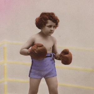 Original 1900s menino boxer foto real cartão postal-tingido à mão vintage crianças vitoriano eduardiano rpc boxe esporte esportista