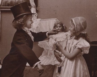 Original des années 1910 petite fille et garçon avec poupée de Chine Antique vraie carte postale photo - vintage enfants victorien édouardien RPPC jouet