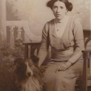 Oryginalna pocztówka ze zdjęciem kobiety z lat 10. XX wieku i rodowodem szorstkowłosego collie - antyczny zabytkowy pies domowy RPPC Edwardian Victorian