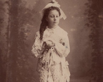Original 1880er Jahre Kleines Mädchen im Zirkus Kostüm Kabinett Karte Foto - Antikes Vintage Viktorianisches Edwardian Portrait Kinderkostüm