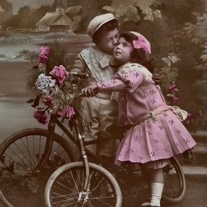 1910er Jahre Französische Kinder auf Fahrrädern Antike Foto-Postkarte - handgetönte Vintage viktorianische Edwardian RPPC Radfahrer Mode Fahrrad