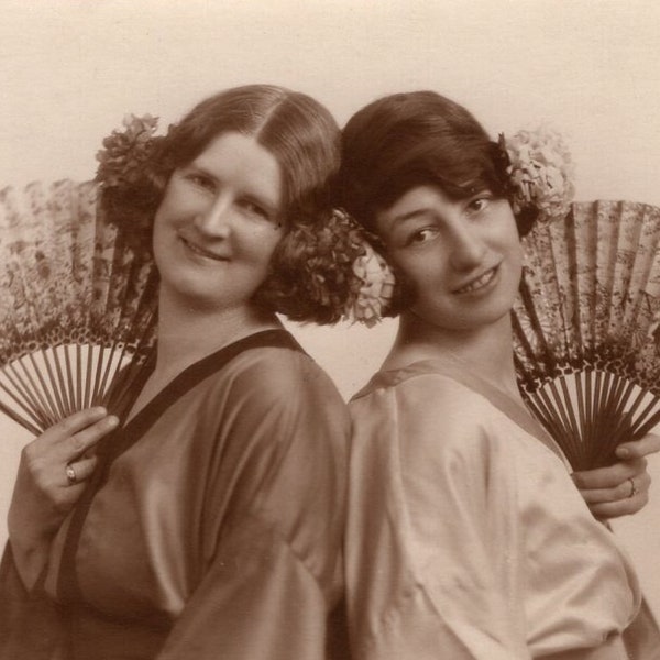 jaren 1900 vrouwen gekleed als Geisha echte foto ansichtkaart - antieke RPPC Vintage Fan Victoriaanse Japanse kimono Japan
