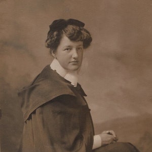 Oryginalna pielęgniarka w mundurze z lat 1910. Prawdziwa pocztówka ze zdjęciem - antyczna RPPC Vintage Edwardian Occupational Midwife