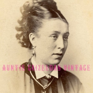 1870 年代の大きなロケットと美しい髪の女性 CDV 写真 - Carte de Visite アンティーク ヴィンテージ ビクトリア朝の女性ファッション サウスシー イングランド