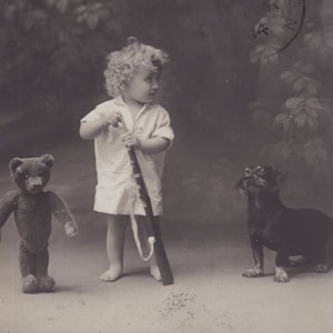Teckel des années 1910, ours en peluche Steiff et petite carte postale antique véritable photo petit garçon - vintage victorien édouardien RPPC chien Prusse Royal