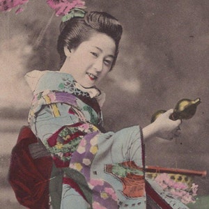 Original 1900s japanische Geisha lächelnd Hand getönte Postkarte - antiker Vintage viktorianischer Edwardian Japan Kimono Ethnic