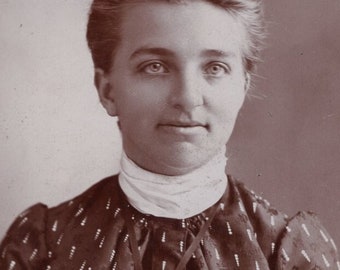 Mujer con vestido de seda, década de 1880. Tarjeta de gabinete victoriana. Fotografía antigua. Moda femenina estadounidense.