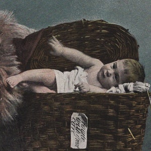 Carte postale ancienne originale des années 1900, petit bébé dans un panier - vintage victorien édouardien enfants