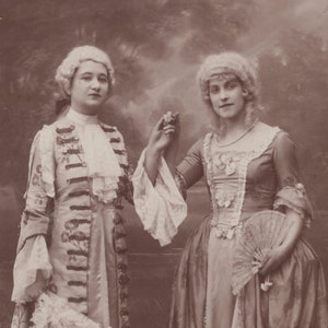 Acteurs originaux des années 1910 en costume géorgien Carte postale photo réelle - Antique RPPC vintage Victorien Edwardian Fancy Dress Theatre