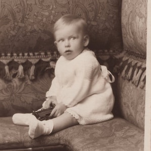 Original 1910er Jahre Kleines Baby mit Spielzeug Zug Real Photo Postkarte - Antike Vintage RPPC Kinder