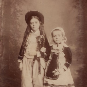 Original de la década de 1880 Niñas con traje tradicional Gabinete Tarjeta Foto - Antiguo Vintage Victoriano Eduardiano Retrato Niños