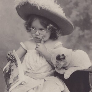 Postal antigua con foto real original de la década de 1900 de una niña adorable y un sombrero blanco - RPPC victoriano vintage de estilo eduardiano