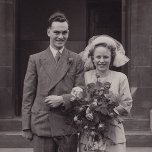 Postal con foto real original de la década de 1940 de un novio y una novia: vestido de novia victoriano antiguo de estilo eduardiano de RPPC