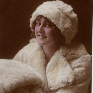 Postal con foto real coloreada a mano original de Mujer en la nieve de la década de 1910 - RPPC antigua, Navidad victoriana eduardiana, Navidad vintage