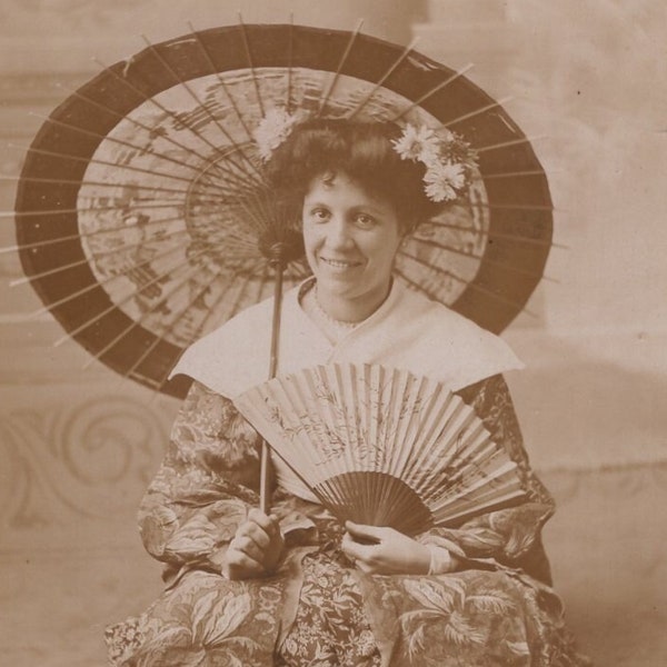 Vrouwen uit de jaren 1900 verkleed als Geisha Echte Foto Ansichtkaart - Antieke RPPC Vintage Fan Victoriaanse Japanse Kimono Japan