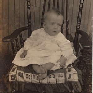Original 1900s Baby auf Holzstuhl Echtfoto-Postkarte - Antike Vintage RPPC Kinder