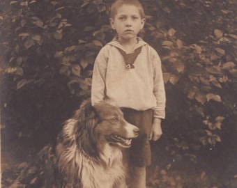 Original 1900er Jahre kleiner Junge & Collie-Welpe Echtfoto-Postkarte - Antiker Vintage RPPC Edwardian Viktorianischer Haustier Hund