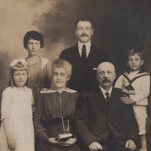 Retrato de familia original de abuelos y niños de la década de 1900 en forma de tarjeta de gabinete - Fotografía antigua de estilo victoriano eduardiano de mujeres, hombres, niños y niñas
