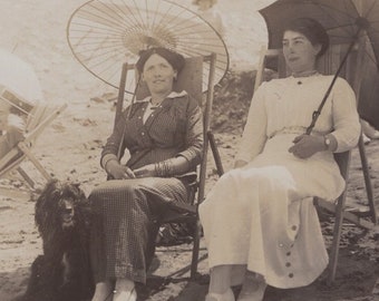 Original 1910er Jahre Frauen & Zottelhund am Strand Postkarte - Antike Vintage RPPC Edwardian Haustier