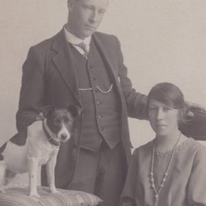 Couple original des années 1910 et vraie carte postale photo Fox Terrier lisse - chien de compagnie édouardien RPPC vintage antique